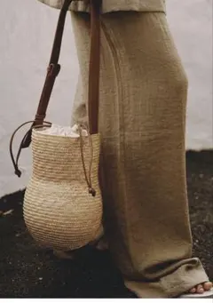 ベージュの巾着型かごバッグ