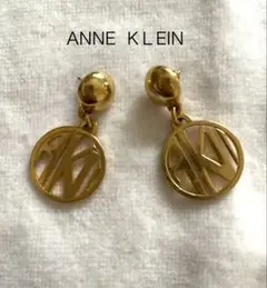 ANNE KLEIN ゴールド ロゴドロップピアス