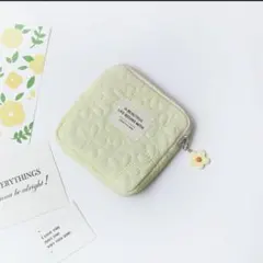 淡い黄色の花チャーム付きポーチ