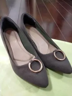 NUOVO ヌォーボ　カーキ パンプス　Mサイズのサムネイル