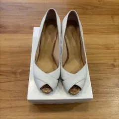 ストロベリーフィールズ オープントゥ　パンプス　白