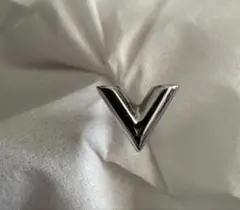 LOUIS VUITTON エセンシャルV ピアス 片耳用 シルバー - メルカリ