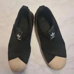 adidas ブラック スリッポン