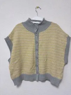 グレーとイエローのニットベスト