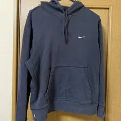 NIKE パーカー　黒　ワンポイント　シンプル　ひもつき