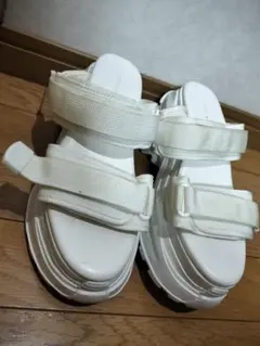 ホワイト 厚底ストラップサンダル