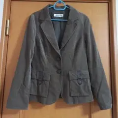 ブラウン ボタン付きジャケット
