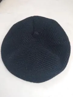 黒い編み目模様のベレー帽