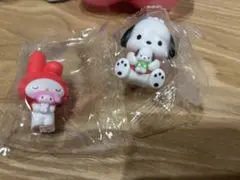 マイメロディ　ポチャッコ　カプセルトイ　ぬいぐるみと一緒フィギュア