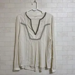 H&M 刺繍入りVネックシャツ