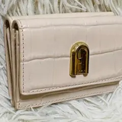 【極美品】FURLA フルラ クロコ　三つ折り財布 現行ロゴ レザー ピンク