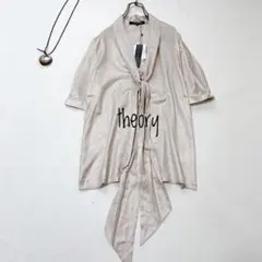 【美品タグ付】theory セオリー サテンボウタイ半袖ブラウス 2 ベージュ系のサムネイル