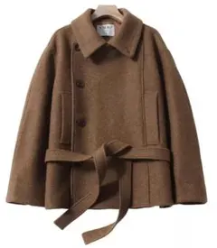 ショート丈のウールコート