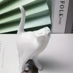 白猫の樹脂置物