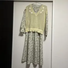 花柄ドレスとニットの重ね着