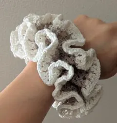 フリルデザインシュシュ ホワイトベージュ