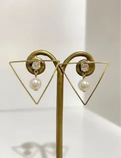 パールとクリスタルの三角形ピアス