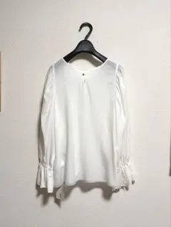 ★新品タグ付き。ナノユニバース　ボリュームスリーブブラウス
