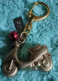 スクーター型キーホルダー 赤い鈴付き