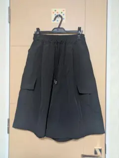 黒いカーゴパンツ 膝丈