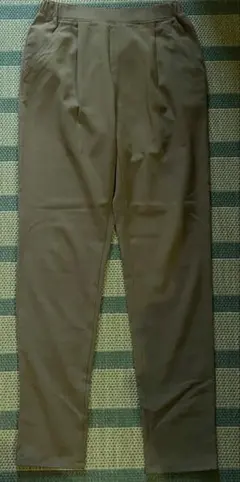 ユニクロ テーパードパンツ イージーパンツ オリーブグリーン
