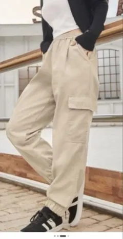 GU カーゴパンツ ベージュ