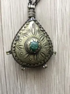 滴型ペンダント 緑色の石付きネックレス　モロッコで購入