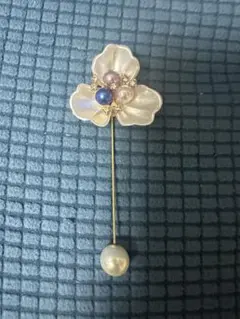 心配花形ブローチ パール風ビーズ付き