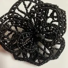 黒いビーズの花コサージュ
