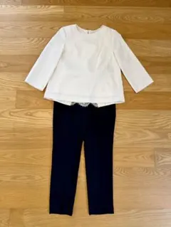 ホワイトトップスとブラックパンツのセットアップ