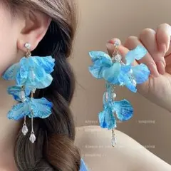 新品　青い花モチーフのロングピアス