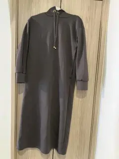 フード付きチャコールグレーパーカーワンピース