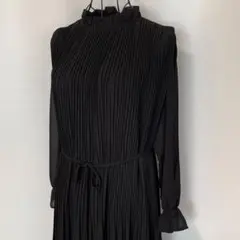 【未使用品】DHOLIC ブラック プリーツ ハイネック ワンピースのサムネイル