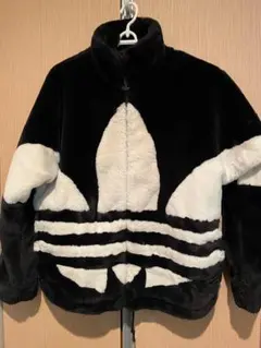 adidas ファーコート 黒白 ロゴ入り