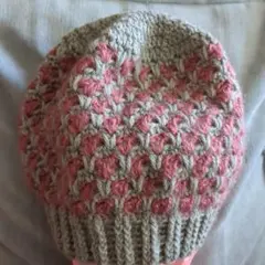 グレーとピンクのドット模様ニット帽