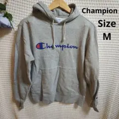 【人気☆Champion】グレー　パーカー　ブランドロゴ　文字入り　サイズMのサムネイル