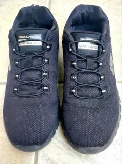 SKECHERS　ラメいり黒スニーカー24.5センチ