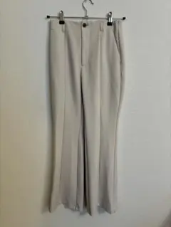 ベージュ スラックス