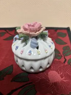 花の装飾付き陶器香炉