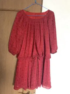 レッドワンピース　予備ボタン付　春服