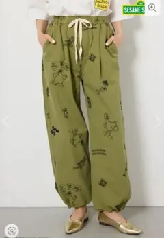 ロデオクラウンズ セサミストリートコラボ刺繍パターンパンツ カーキのサムネイル