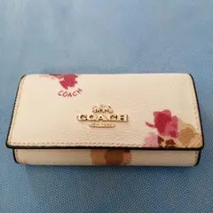 COACH ホワイトフラワー柄 キーケース