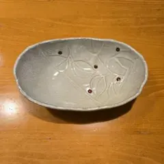 (美品)グレーの楕円皿 葉模様 赤い点