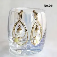 【No.201】フラワーモチーフ 大ぶりゴールドイヤリング