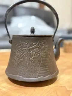 煎茶用小振りな鉄瓶 霰文様 宝珠摘み 鋳鉄製 茶道具 - メルカリ