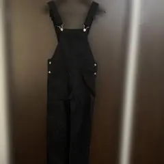 黒いオーバーオール