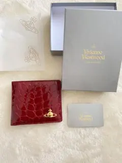 新品未使用イタリア購入　ヴィヴィアン　二つ折り　エナメルクロコ型押し