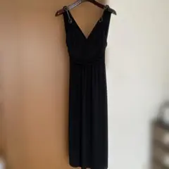 黒いVネックパーティードレス