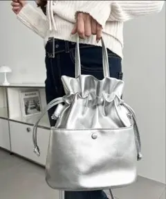 半額！フェイクレザー巾着バッグ　シルバーのサムネイル