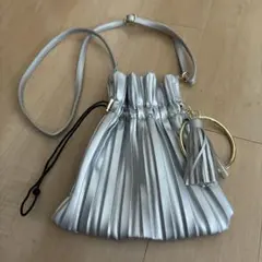 シルバー プリーツ 巾着　ショルダーバッグ タッセル付きのサムネイル